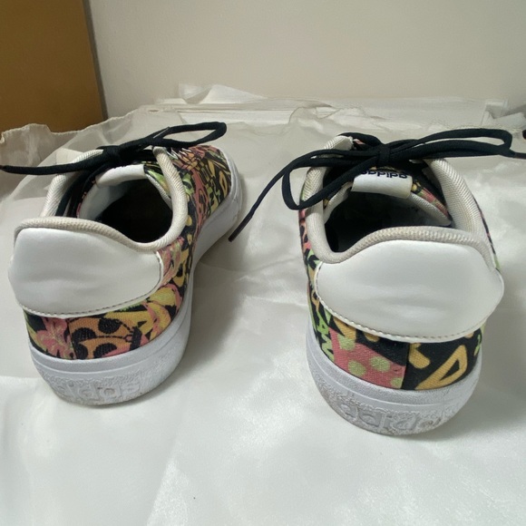 ⬇️🔴 ADIDAS multi colored graphic art sneakers 🎨 - Picture 5 of 6